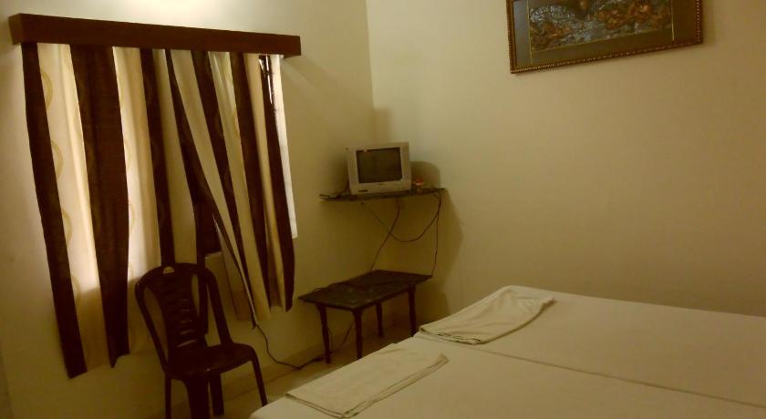รูปของห้องมาตรฐานไม่มีเครื่องปรับอากาศ (Standard Room without Air Conditioning) 10