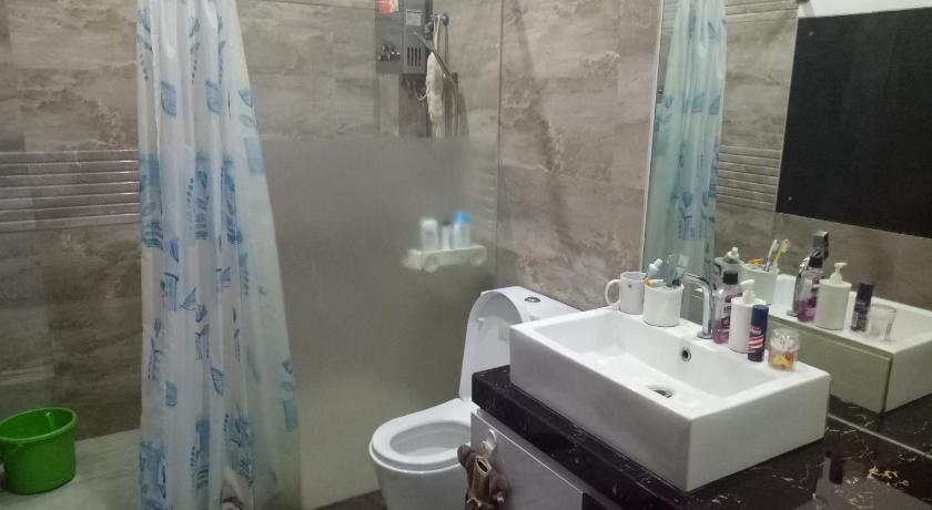 a bathroom with a sink, toilet and bathtub, Homestay Syariah Cileunyi, Bandung Timur in Bandung