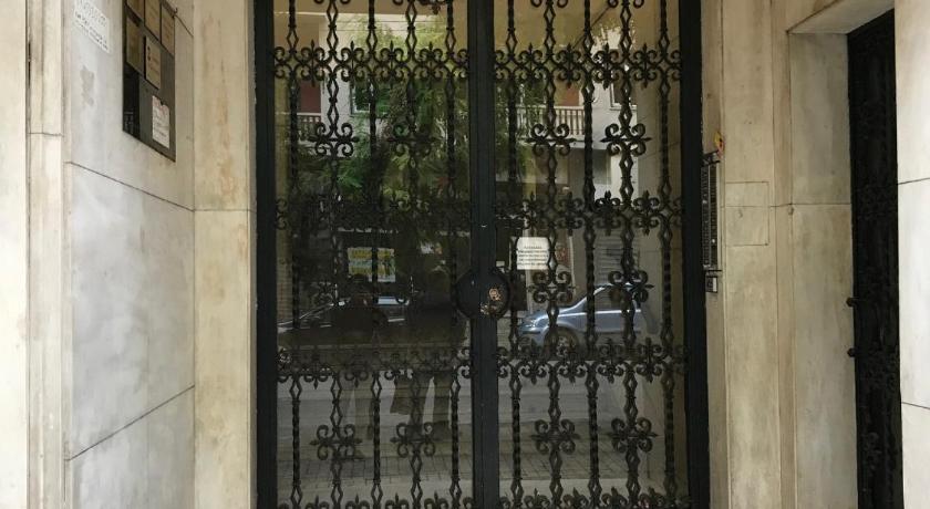 TONI'S "Aquaman" 4BD Apartment in Athens! photo