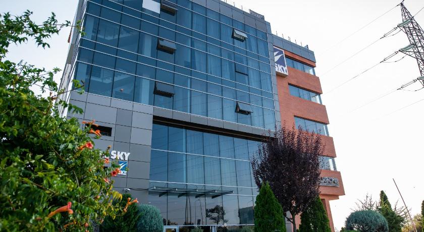 Sky Hotel — Hotel in Oradea