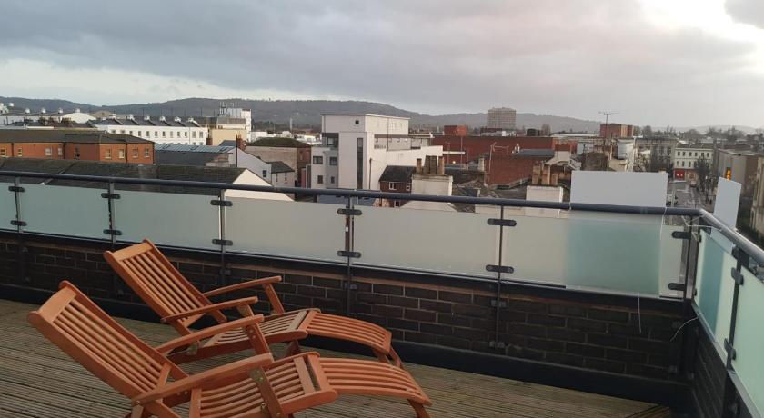 Central Penthouse with Hot Tub & Views 23 photo