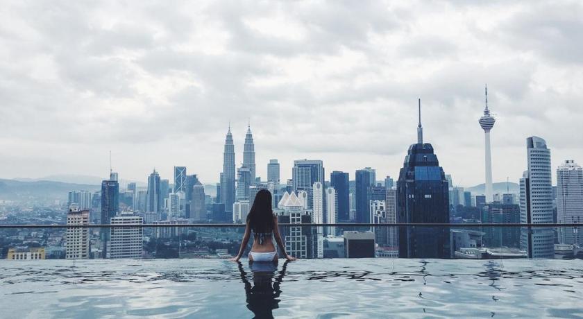 KLCC Inifinity Pool - The Regalia Residences &amp; Suites by KL minsu — Hotel in Kuala Lumpur