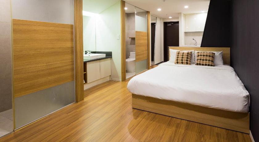 Image of Deluxe Queen Room 0