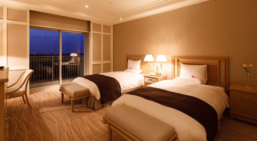 a hotel room with two beds and two lamps, Okura Akademia Park Hotel in Kisarazu