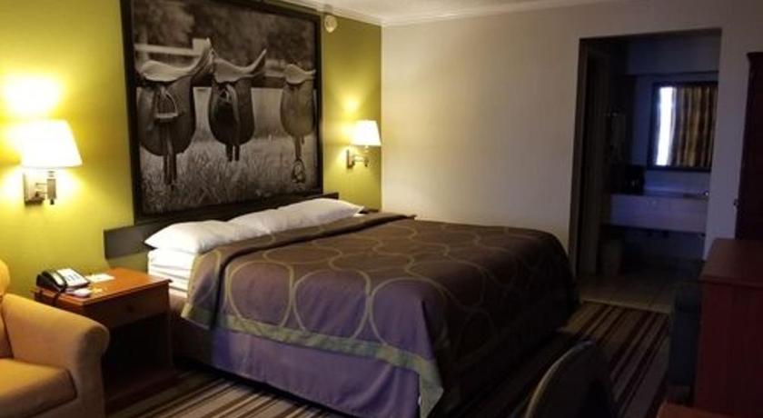 Super 8 By Wyndham Longview/North photo