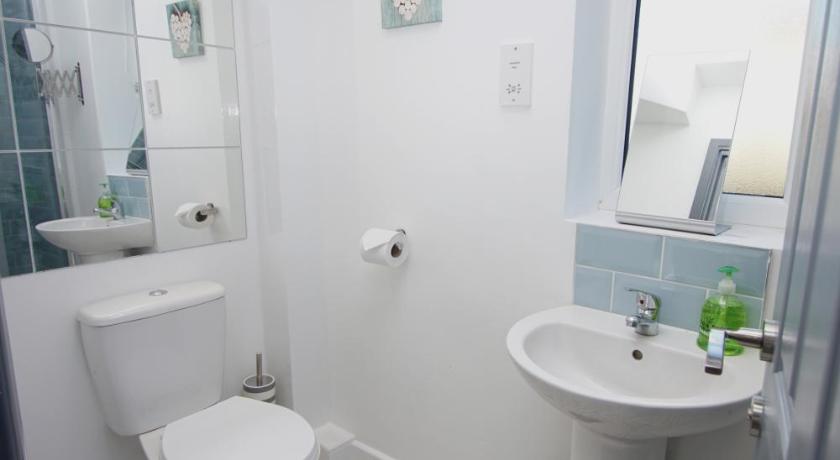 Air Host and Stay - Apartment 4 Broadhurst Court sleeps 4 minutes from town centre photo