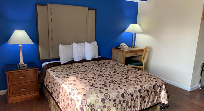 California Inn and Suites Bakersfield photo