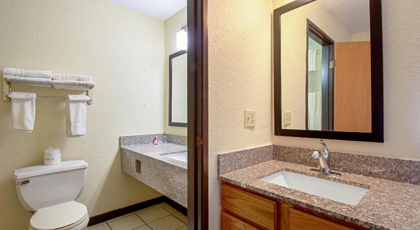 Econo Lodge Inn & Suites