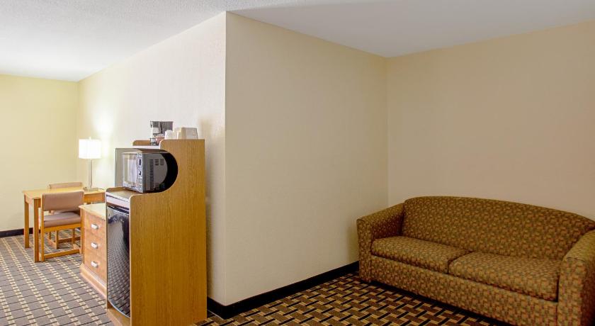 Econo Lodge Inn & Suites