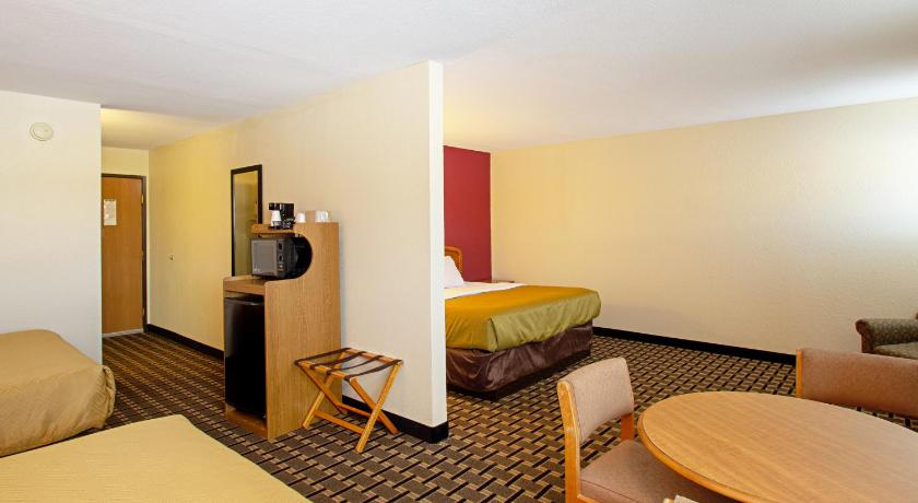 Econo Lodge Inn & Suites