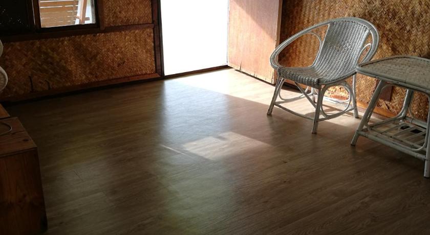 乌泰他尼 River Marina Resort 2星级 酒店 泳池