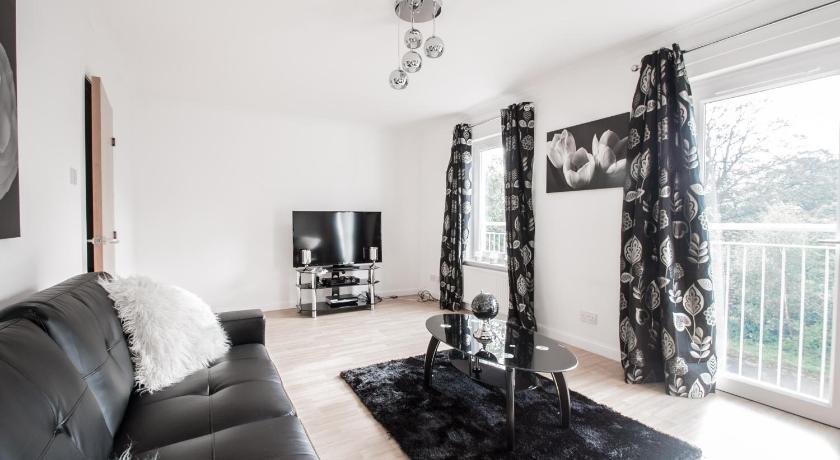 Orange Town House - Shaw Road, Only 6 Minutes to City Centre — Hotel in Aberdeen