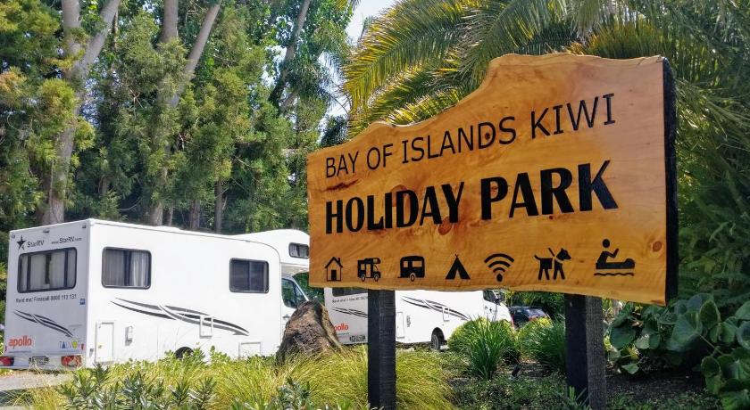 a sign that is on the side of a road, Bay of Islands Holiday Park in Paihia