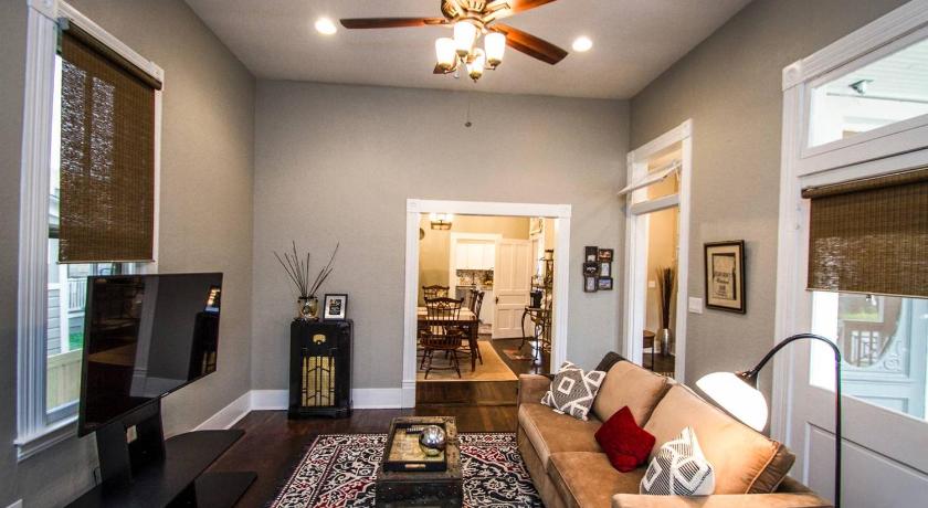Wyoming St Restored Historic 2BR/1BA Downtown photo