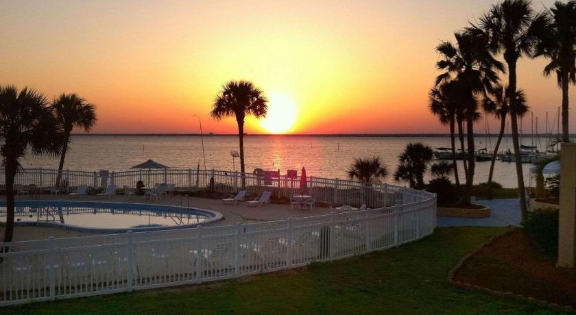Quality Inn & Suites on the Bay near Pensacola Beach photo