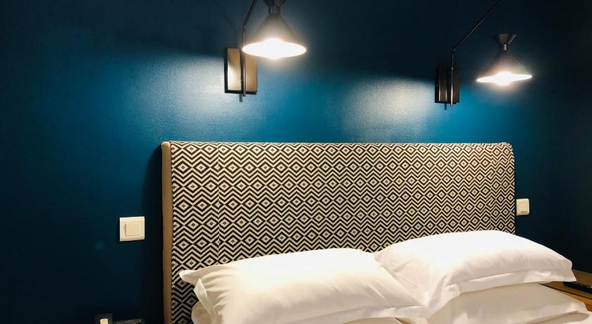 Image of Classic Twin Room with Old Port View 12