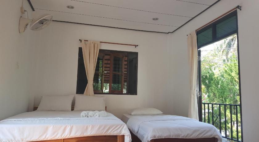 a bedroom with a bed and a window, Sanfhan Resort (SHA Extra Plus) in Phatthalung