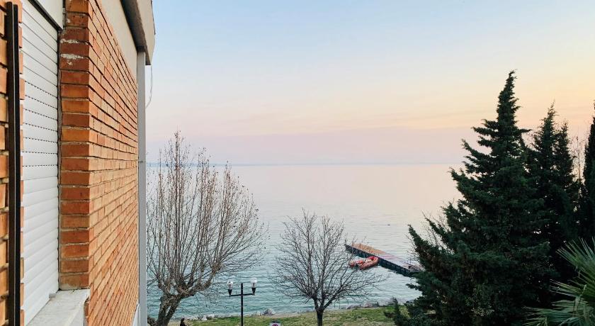 Front Lake Apartment Bardolino photo