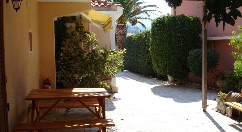 Image of Triple Room with Garden View 6
