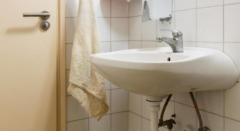 Image of Standard single shared facilities 3