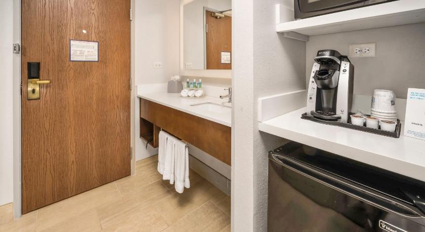 Holiday Inn Express Chicago Northwest-Vernon Hills