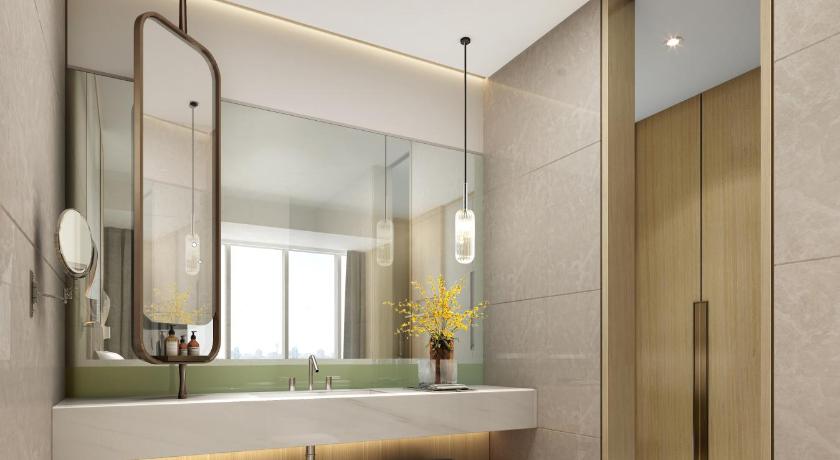 a bathroom with a shower, toilet, sink and tub, Holiday Inn Zhengzhou Riverside in Zhengzhou
