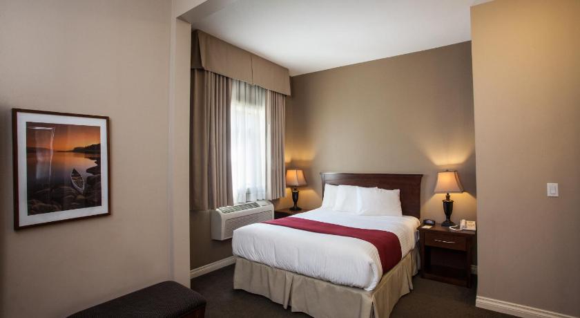 Days Inn & Suites by Wyndham Revelstoke photo