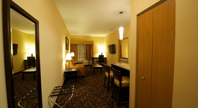 Days Inn & Suites by Wyndham Winnipeg Airport Manitoba