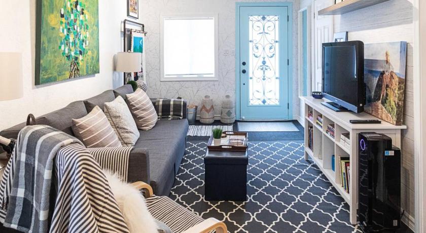 Cosy 2 Bedroom House With Backyard Garden In Toronto On