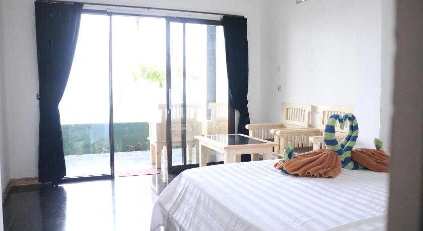 Tengerre néző szoba king ággyal