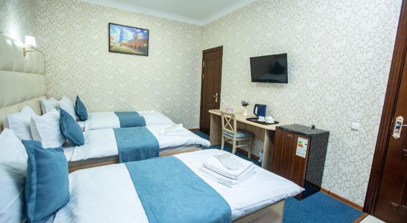 Image of Superior Triple Room 11