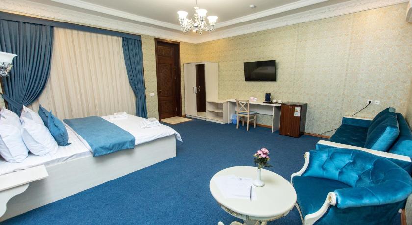 Image of Deluxe Double Room with Extra Bed 1