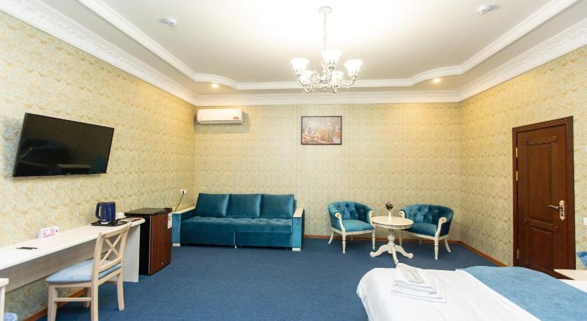 Image of Deluxe Double Room with Extra Bed 6