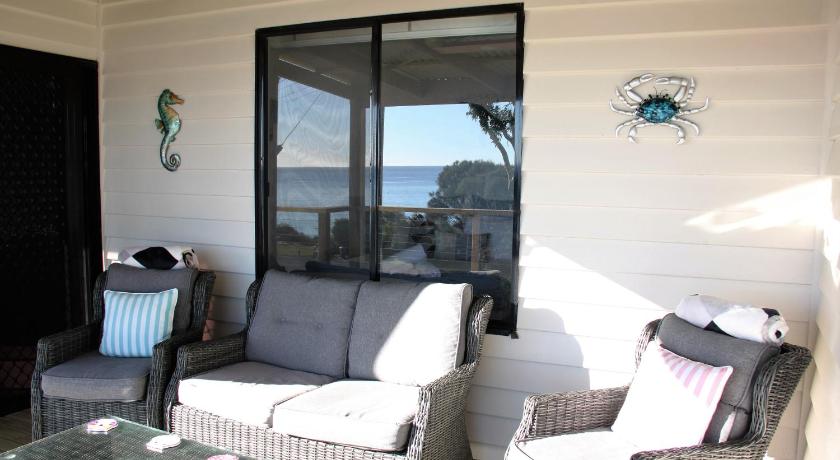 KINGFISHER COTTAGE Beachfront at the Binalong Bay photo
