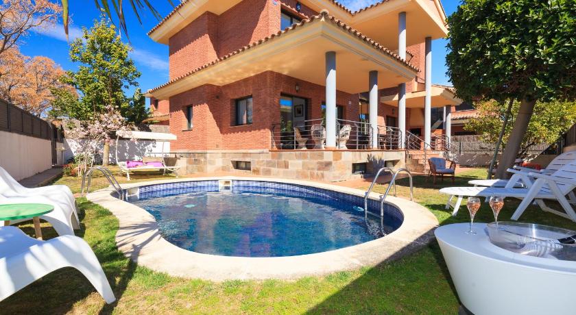 VILLA WINE EXPERIENCE Salou Center - SPA &amp; Wine — Hotel in Salou