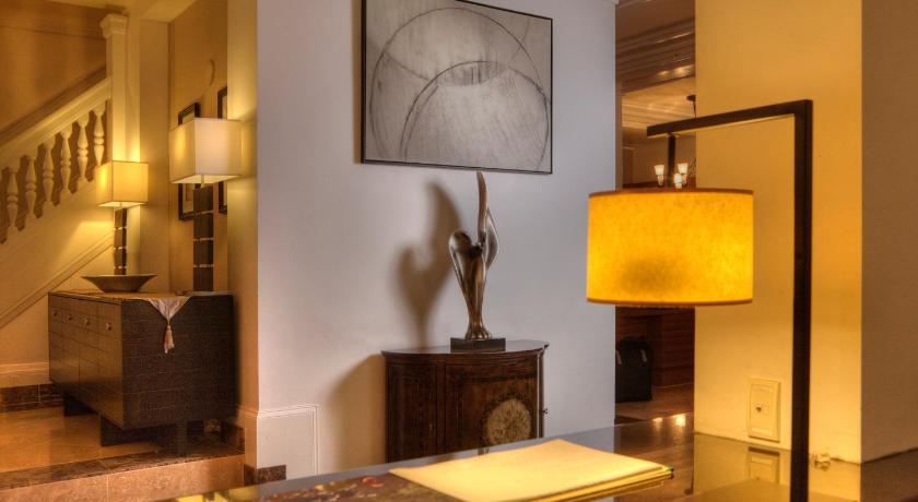 Executive Hotel Vintage Court photo