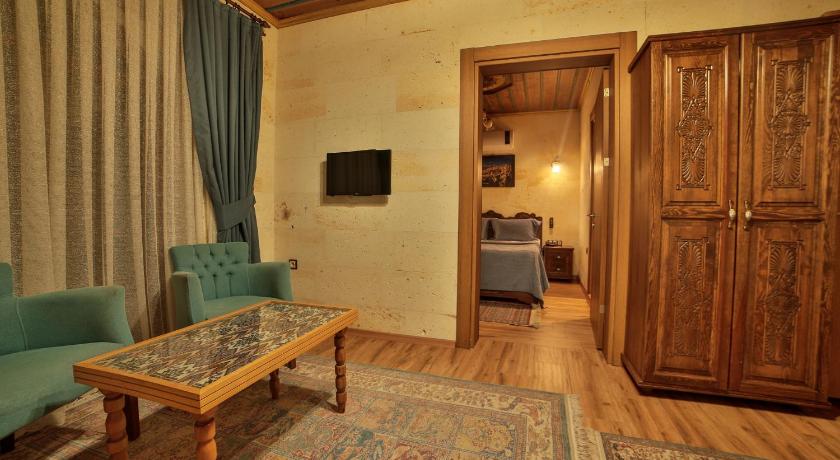 Immagine di Camera Tripla con Vista Montagna (Triple Room with Mountain View) 1