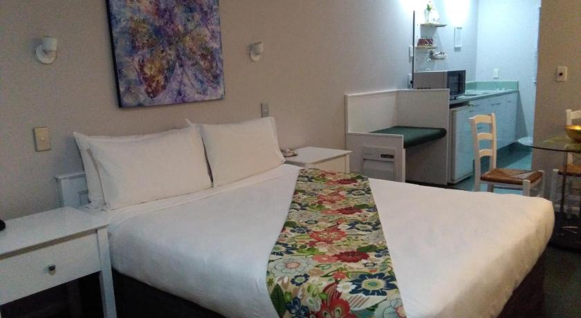 Colonial Lodge Motel photo