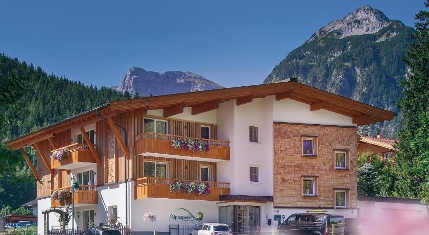 Alphaus Aparthotel — Hotel in Pertisau