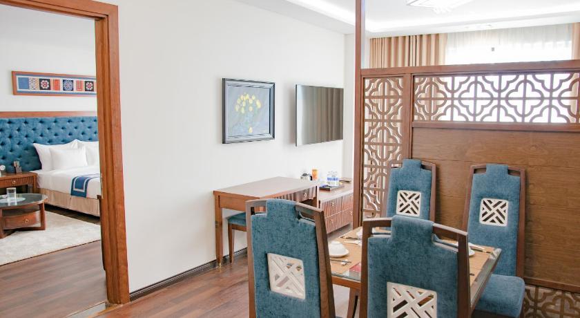 Image of Studio City View 14