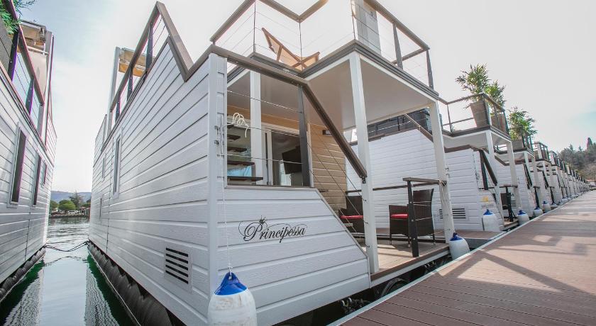 Floating Sea House Principessa — Hotel in Lucija