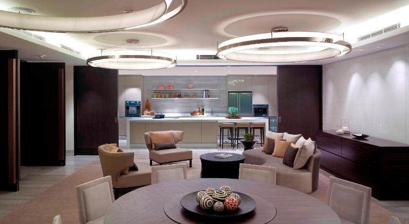 New World Makati Hotel image 3