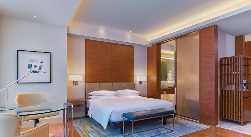Image of 1 King Bed Club Access Deluxe 0