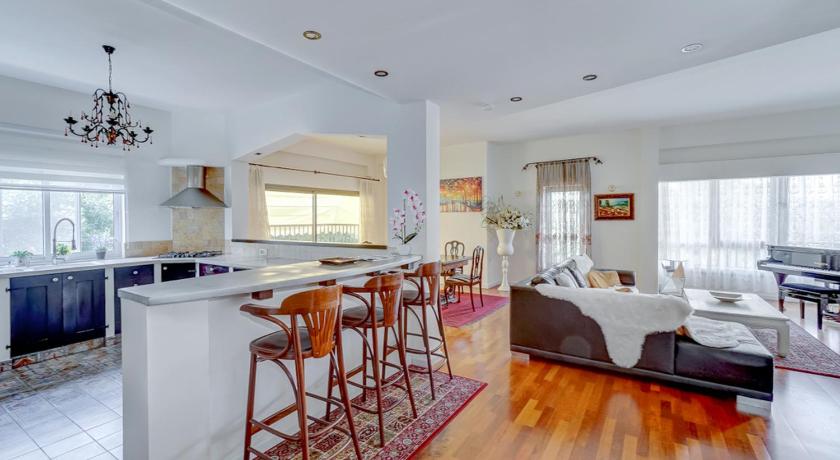 Charming spacious 4BR apt near the sea photo