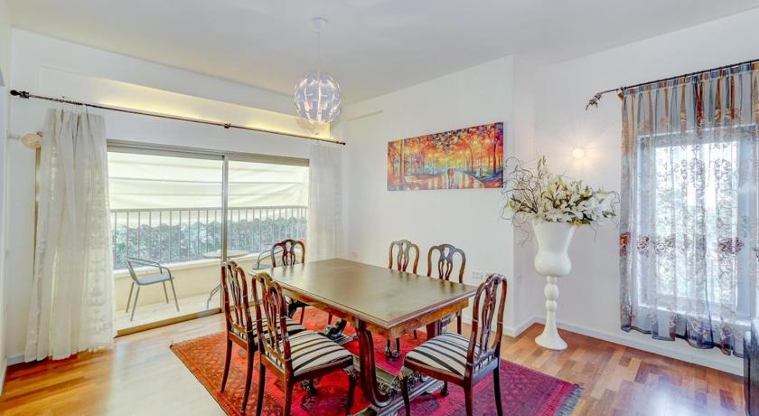 Charming spacious 4BR apt near the sea photo
