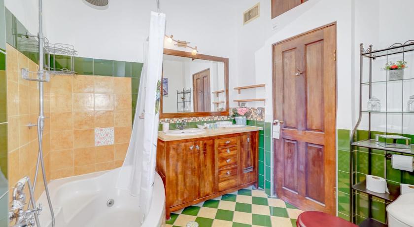 Charming spacious 4BR apt near the sea photo