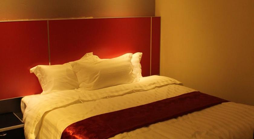 a hotel room with a bed and two lamps, Hotel Eastana in Ipoh
