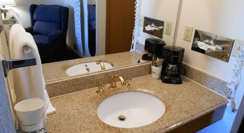Howard Johnson by Wyndham Wichita Airport photo