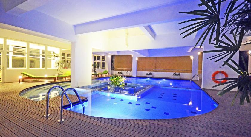 a large swimming pool with a large tub, Ocean Edge Suites & Hotel Colombo in Colombo