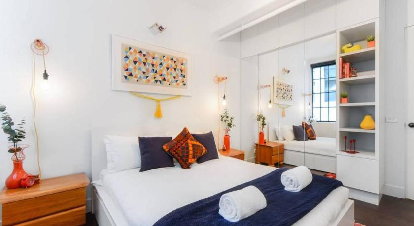 Spacious Designer Warehouse Melbourne CBD Apartment photo